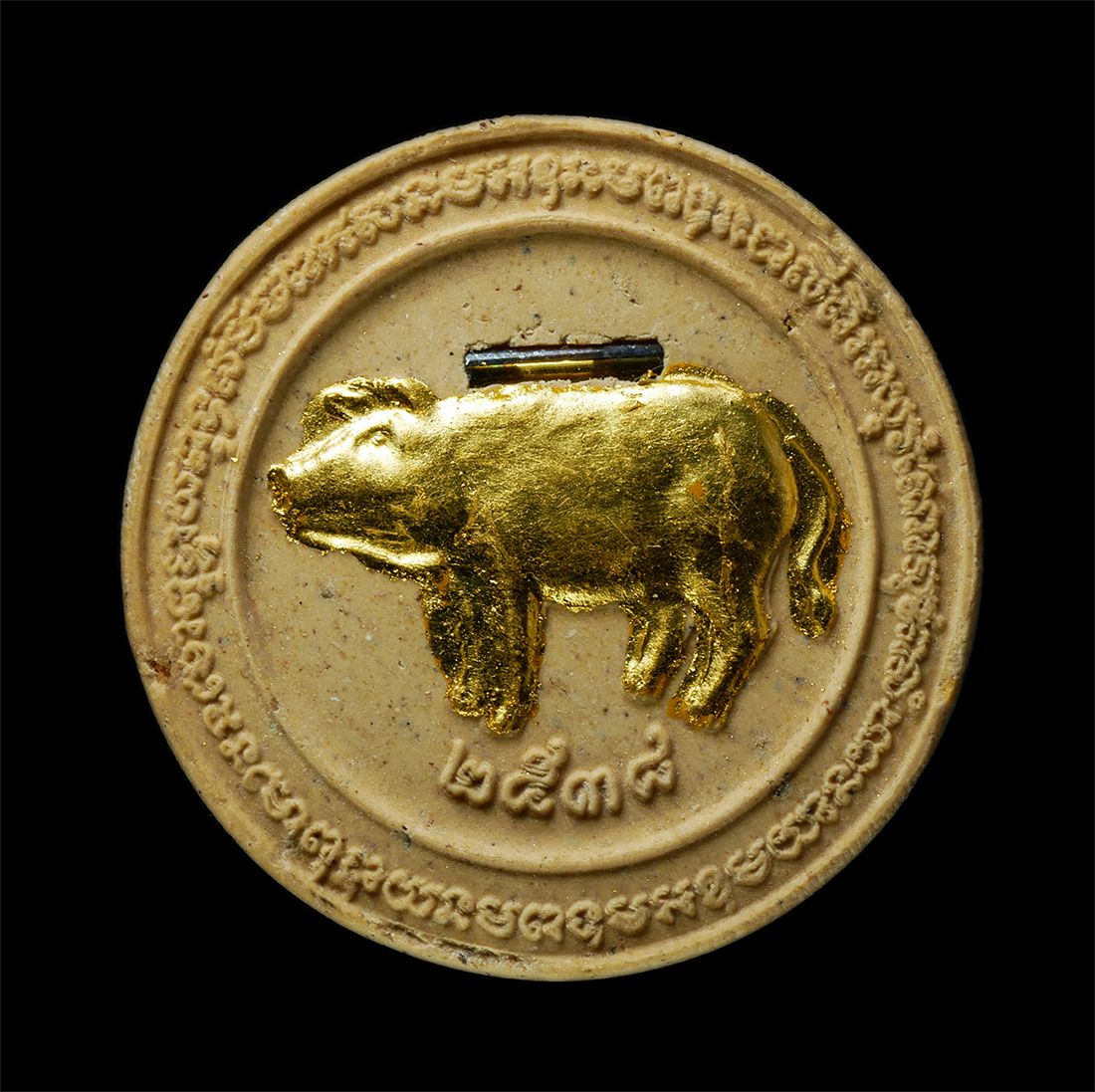 30Jul2025 (463)ap.jpg - พระผงหมูทอง หลวงพ่อคูณ ปริสุทโธ วัดบ้านไร่ จ.นครราชสีมา รุ่นคูณทอง หมูทอง ปิดทองหน้าหลัง ฝังตะกรุดสาริกา ปี2538 เนื้อผงพุทธคุณ ผงว่าน พระเก่าสวย มวลสา [..] | https://kamulet.in.th